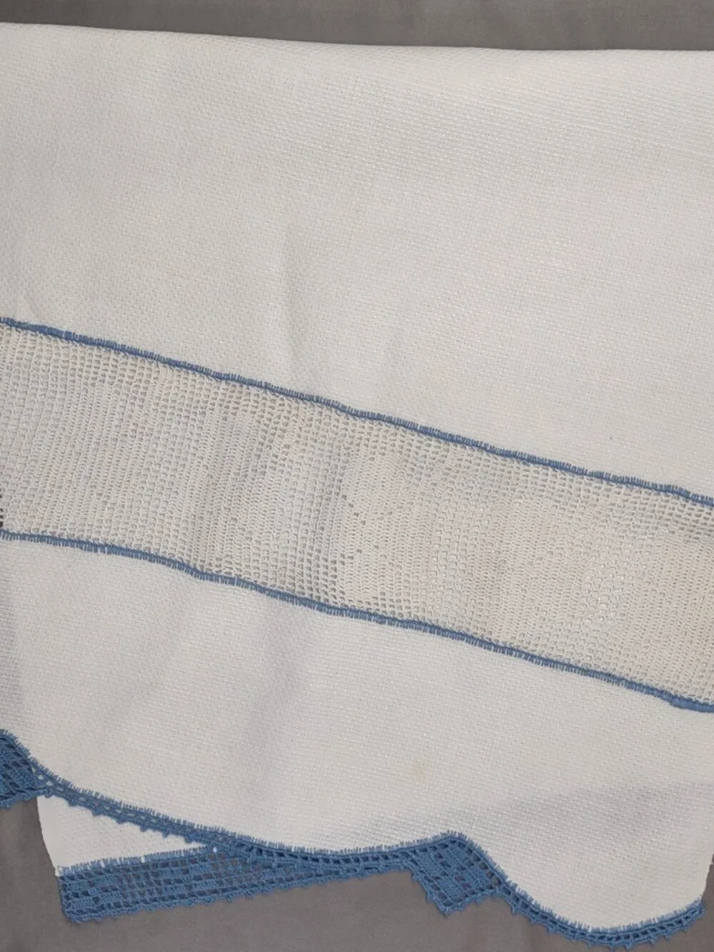 Sweet antique bath towel blue crochet hem, white shamrock 17 x 28 T169 CL